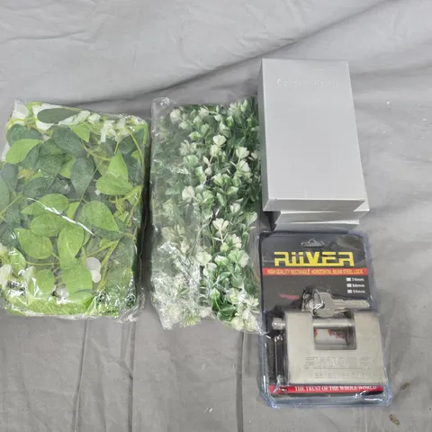 BOX OF ASSORTED ITEMS TO INCLUDE LOCK AND KEY - ELECTRONIC LUGGAGE SCALE 
