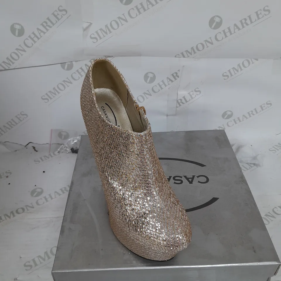 BOXED PAIR OF CASANDRA PLATFORM WEDGE ANKLE SHOE IN GOLD SHIMMER SIZE 4