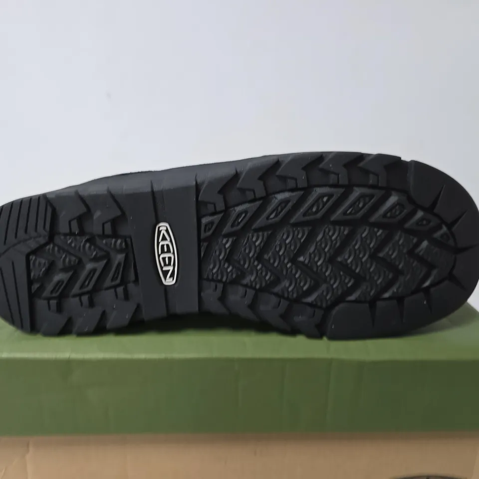 BOXED PAIR OF KEEN HIKING SHOES –SIZE 11
