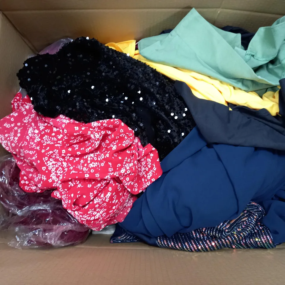 LARGE QUANTITY OF CLOTHING ITEMS TO INCLUDE DRESSES, SWEATERS, JEANS, T-SHIRTS, ETC