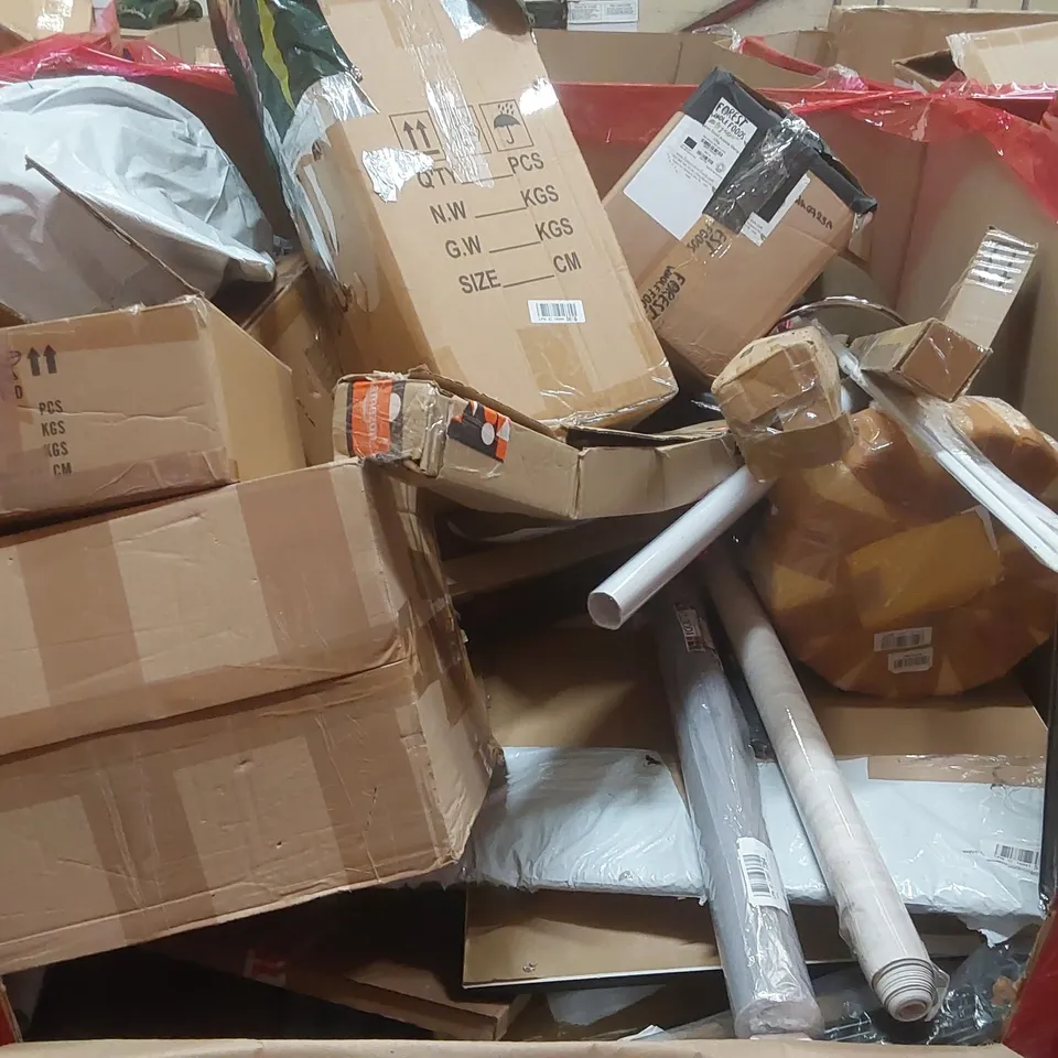 PALLET CONTAINING ASSORTED ITEMS TO INCLUDE: LED AQUARIUM LIGHT, DOG CAR SEAT, CEILING LIGHT, COLLAPSIBLE AUTO TABLE ECT