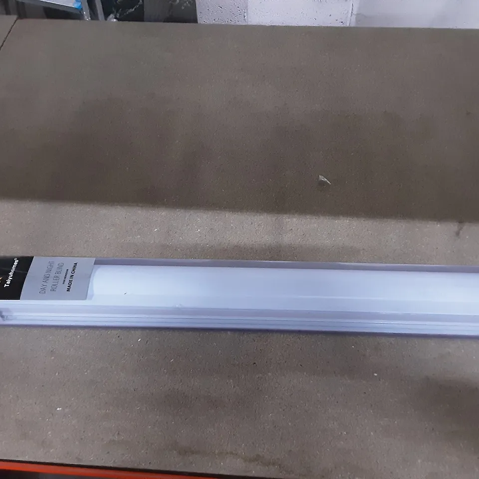 BOXED DAY AND NIGHT ROLLER BLIND IN WHITE - 70 X 150