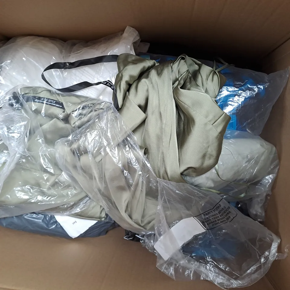 APPROXIMATELY 20 ASSORTED CLOTHING ITEMS IN VARIOUS STYLES AND SIZES 