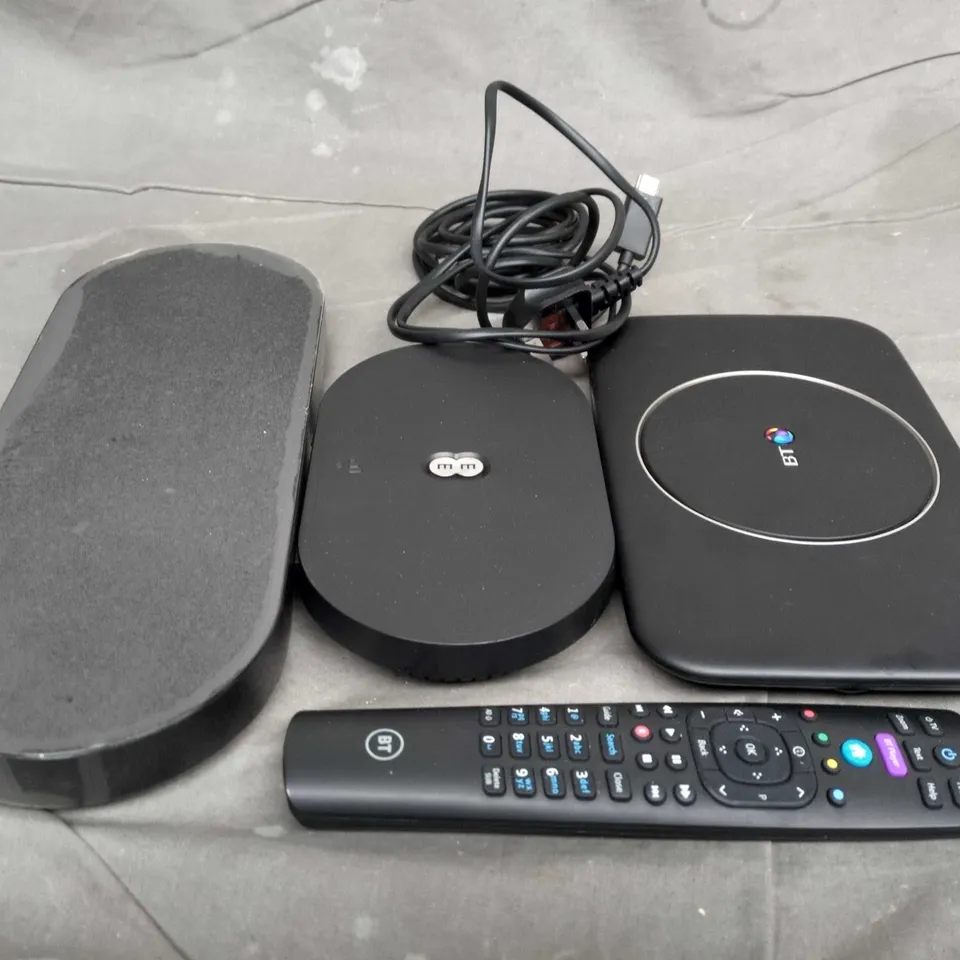 APPROX 5 ASSORTED HOUSEHOLD ITEMS TO INCLUDE REMOTES,BT BOX AND EE ROUTER