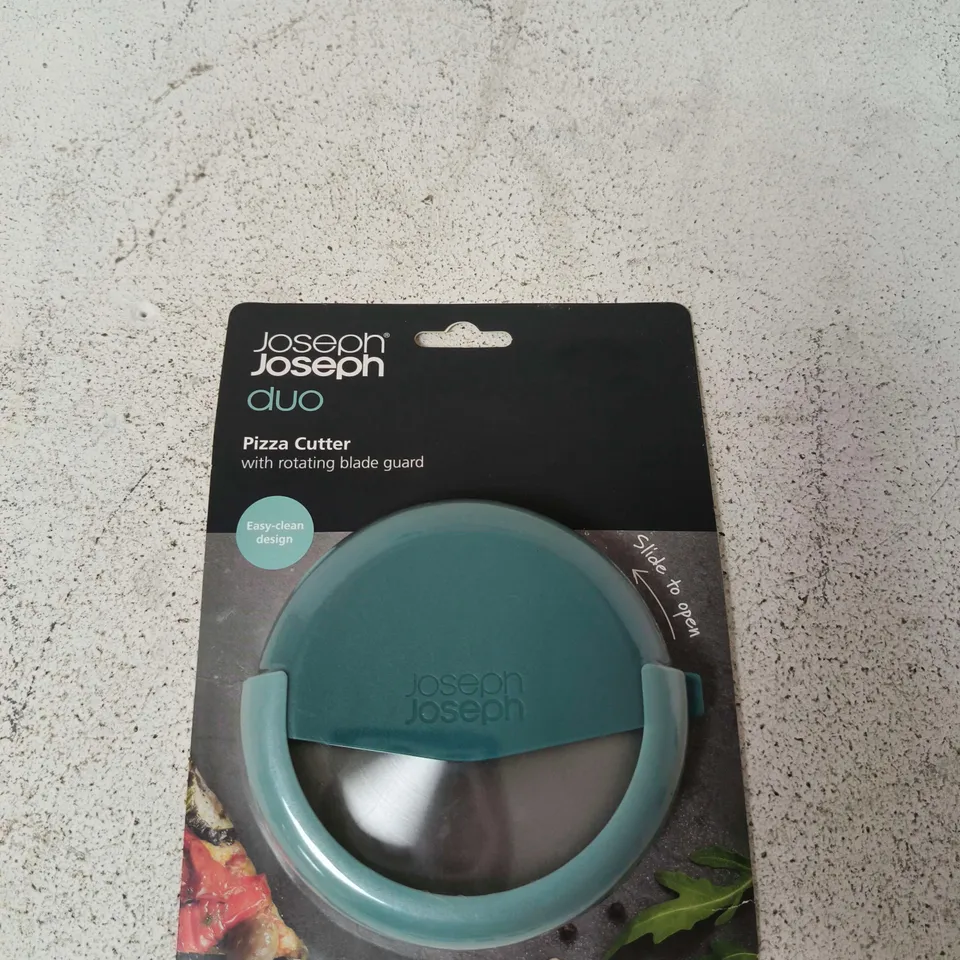 JOSEPH JOSEPH DUO PIZZA CUTTER WITH ROTATING BLADE GUARD