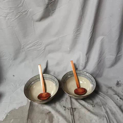 SET OF 2 CERAMIC BOWLS WITH STRIPED RIMS AND WOODEN LADELS