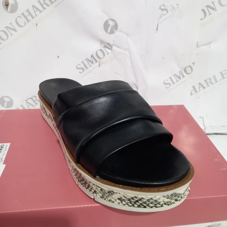 BOXED MODA IN PELLE SLIDER SANDALS IN BLACK LEATHER - SIZE 7
