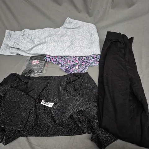 APPROXIMATELY 20 ASSORTED CLOTHING ITEMS IN VARIOUS SIZES TO INCLUDE - JOGGERS , SOCKS ,  TOP ETC