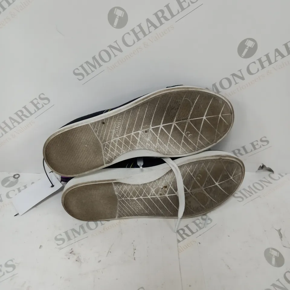VIONIC STINSON LACE UP TRAINER - SIZE 5