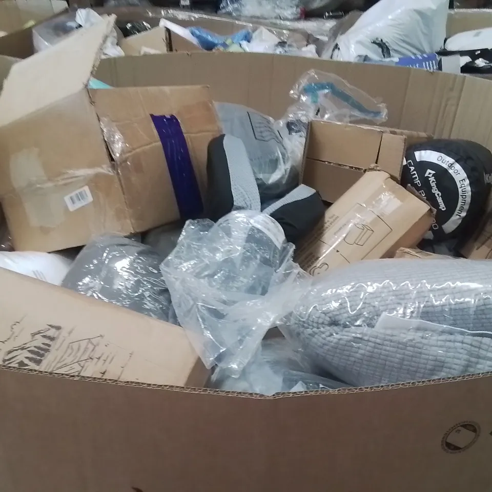 PALLET CONTAINING A LARGE QUANTITY OF PILLOWS