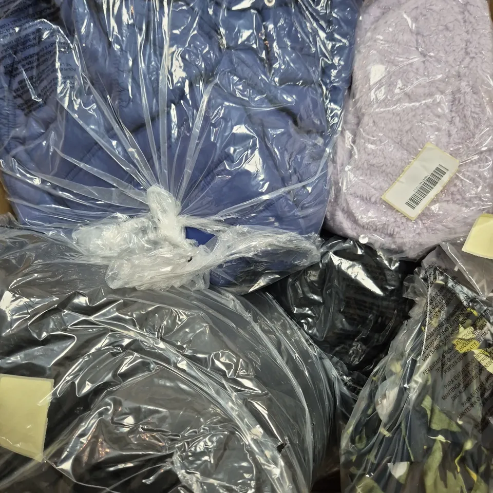 APPROXIMATELY 20 ASSORTED CLOTHING AND FASHION ITEMS IN VARIOUS STYLES, SIZES, AND COLOURS