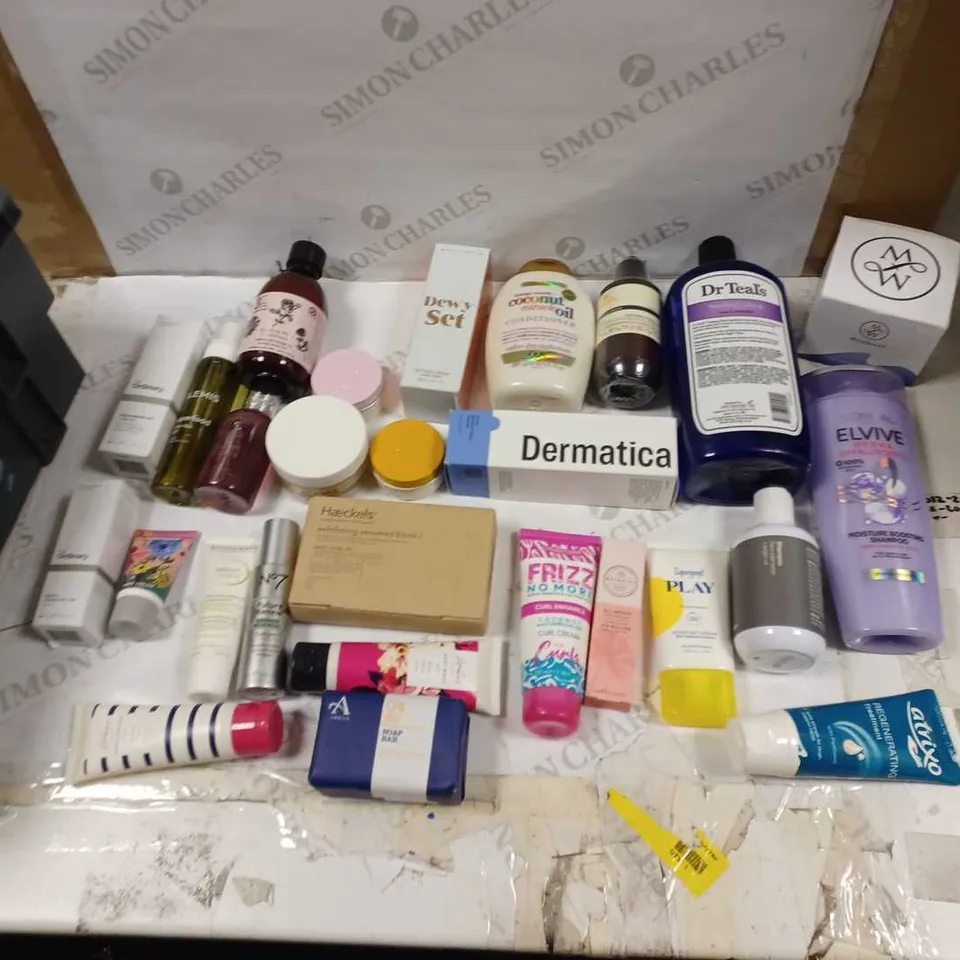 LOT OF APPROXIMATELY 20 HEALTH AND BEAUTY ITEMS TO INCLUDE DR TEALS SOOTH AND SLEEP, HAECKELS EXFOLIATING SEAWEED BLOCK, AND DEWY SET ANASTASIA ETC. 