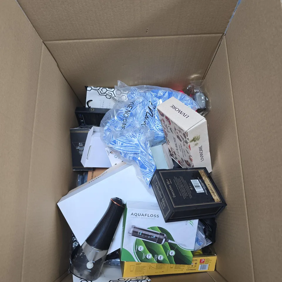BOX OF APPROXIMATELY 20 ASSORTED ITEMS TO INCLUDE THE GRAND COLLECTION, EXECUTIVE MAN GOLD, MUDFLOWER CLOTHING, LIVMORE AROMA GIFT SET ETC