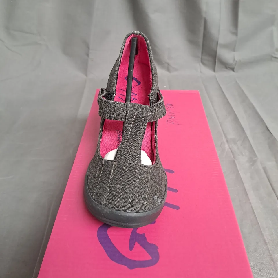 BOX OF APPROXIMATELY 10 PAIRS OF BLACK GUPPY LOVE WEDGE SHOES IN VARIOUS SIZES 