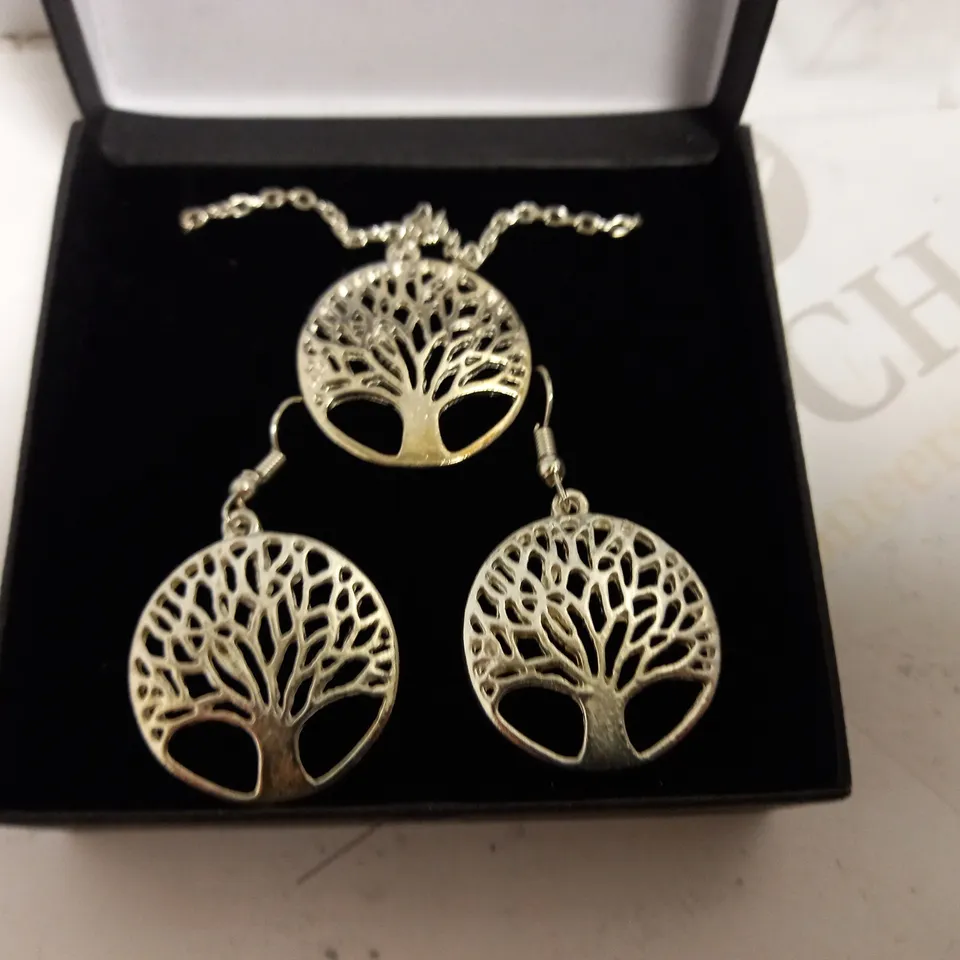 BOXED SILVER EFFECT FAMILY TREE EARRINGS AND NECKLACE SET