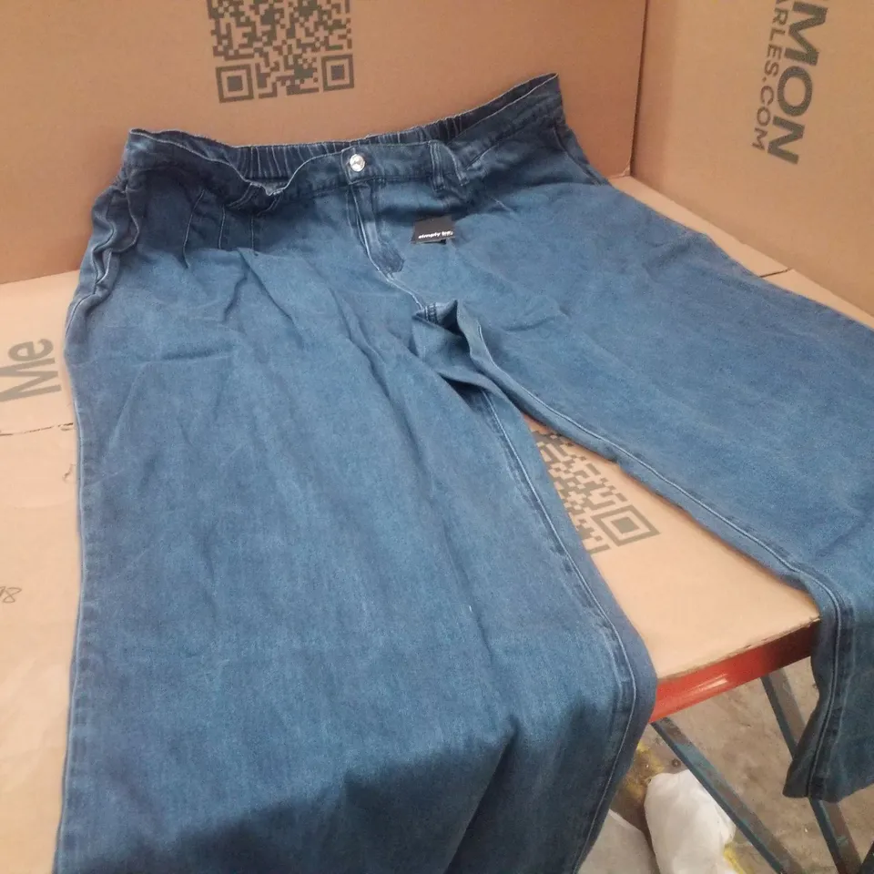 BOX CONTAINING APPROXIMATELY 8X BRAND NEW SIMPLY BE BLUE WIDE LEG - COLOUR MID BLUE - SIZE 26R