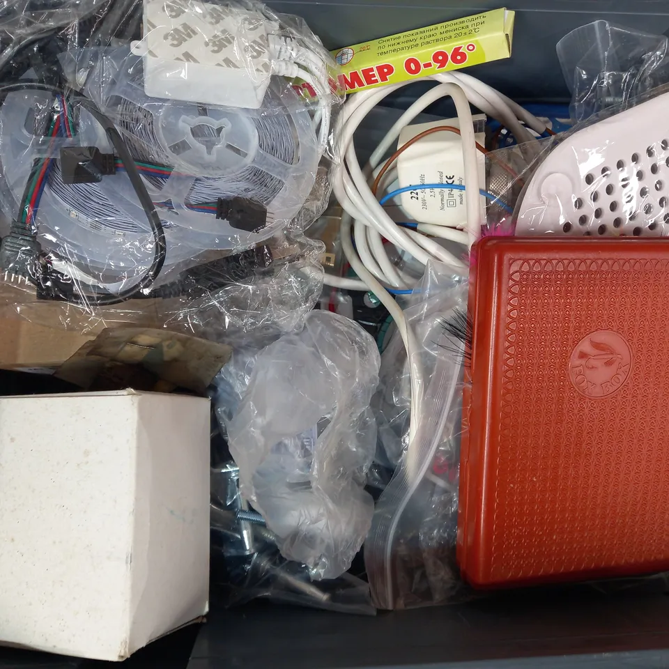 LOT OF APPROXIMATELY 10 ASSORTED HOUSEHOLD ITEMS TO INCLUDE FISHING LURES, CASTOR WHEELS, ETC