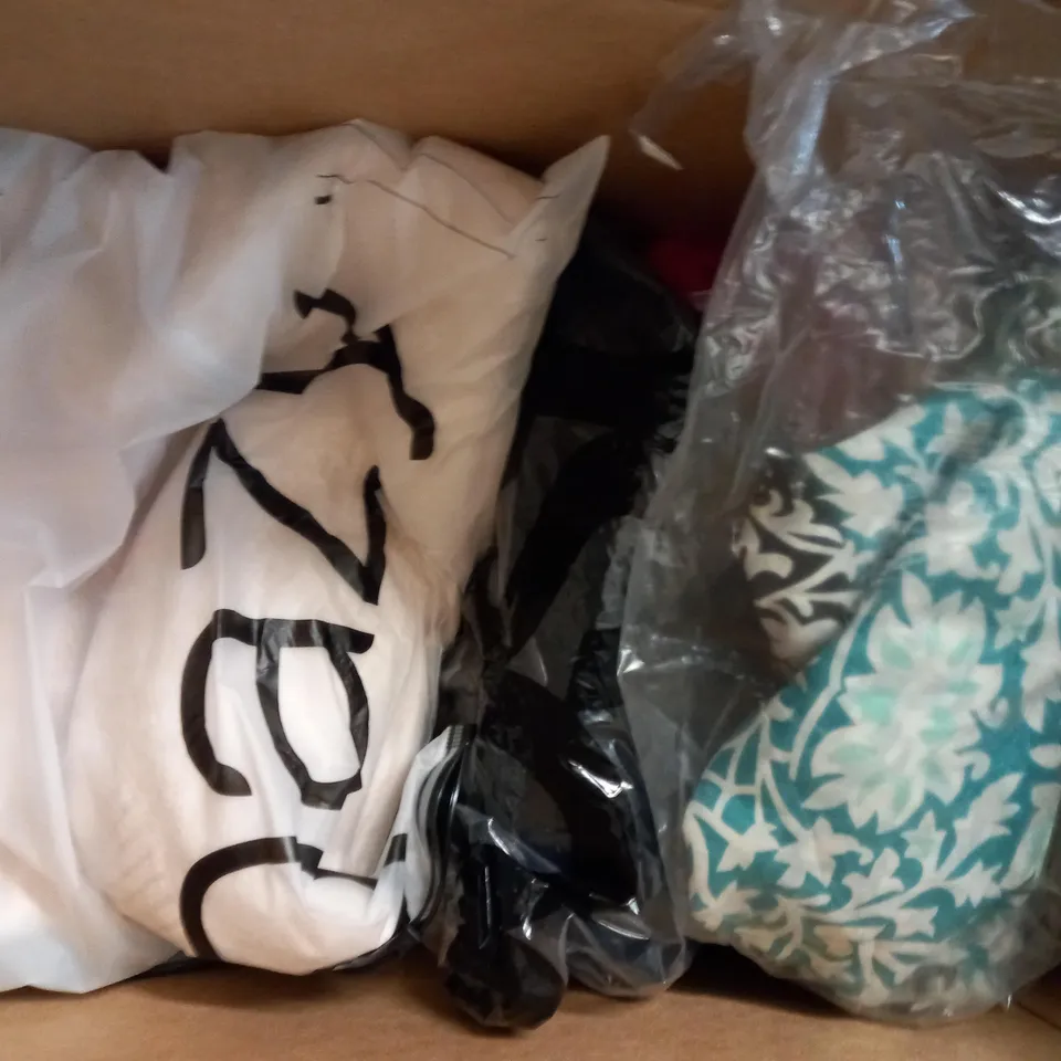 BOX OF APPROXIMATELY 10 ASSORTED CLOTHING AND FASHION ITEMS OR VARIOUS COLOURS AND STYLES TO INCLUDE BOOHOO, BIGDUDE, DAZY, ETC