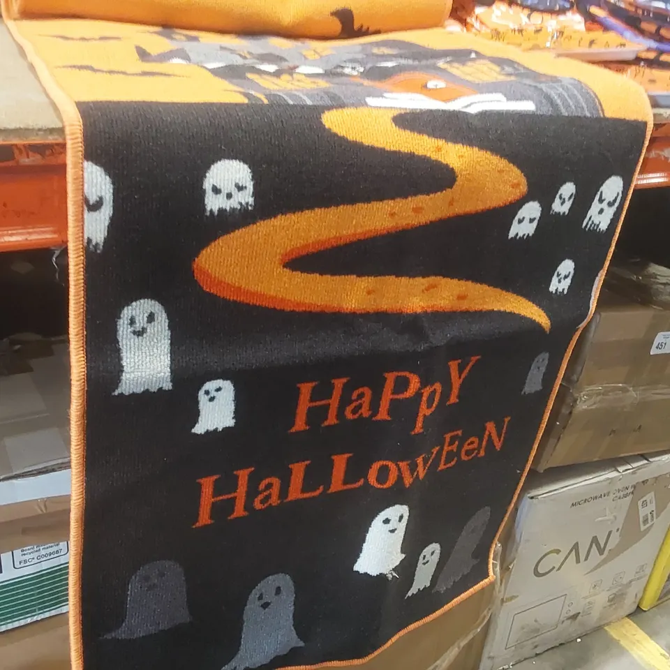 BOX CONTAINING A VERY LARGE QUANTITY OF ASSORTED HALLOWEEN ITEMS INCLUDING: BEDDING, RUGS, DECORATIONS ECT
