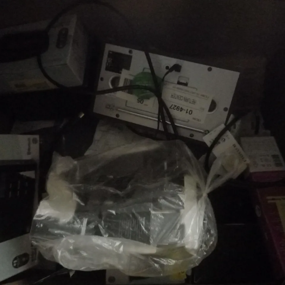 BOX OF APPROX 30 ASSORTED ITEMS TO INCLUDE - USB POWERED STEREO SPEAKERS - FM ALARM CLOCK - PORTABLE DAB+ RADIO ECT