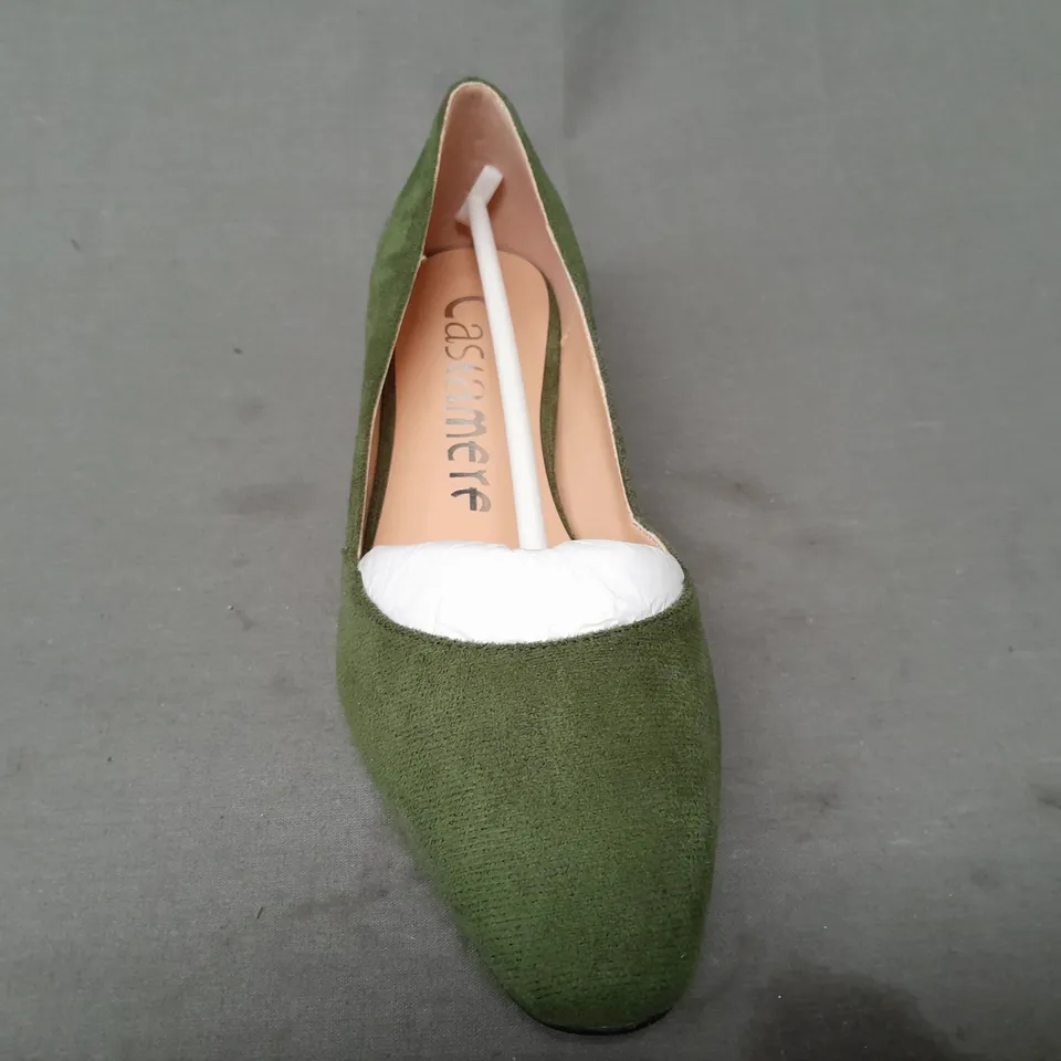 BOXED PAIR OF CASTAMERE CLOSED TOE LOW HEEL SHOES IN GREEN EU SIZE 35.5