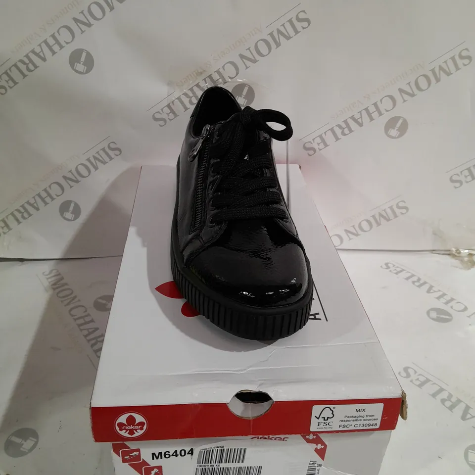 BOXED PAIR OF RIEKER TRAINERS WITH ZIP IN BLACK UK SIZE 6.5