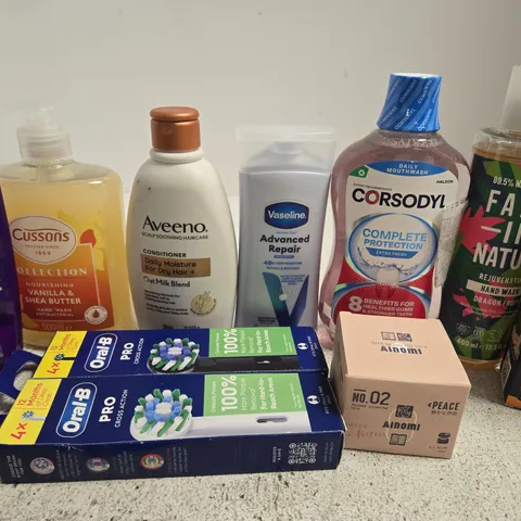 APPROX 12 ASSORTED BEAUTY PRODUCTS TO INCLUDE L'OREAL ELVIVE SHAMPOO, AVEENO CONDITIONER, VASELINE ADVANCED REPAIR, ETC