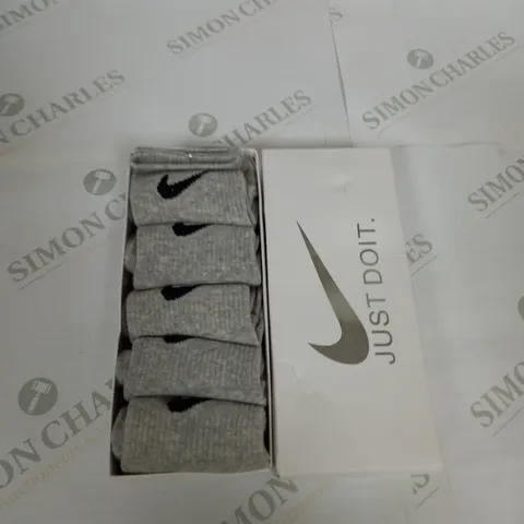 BOXED NIKE CREW SOCKS - X5