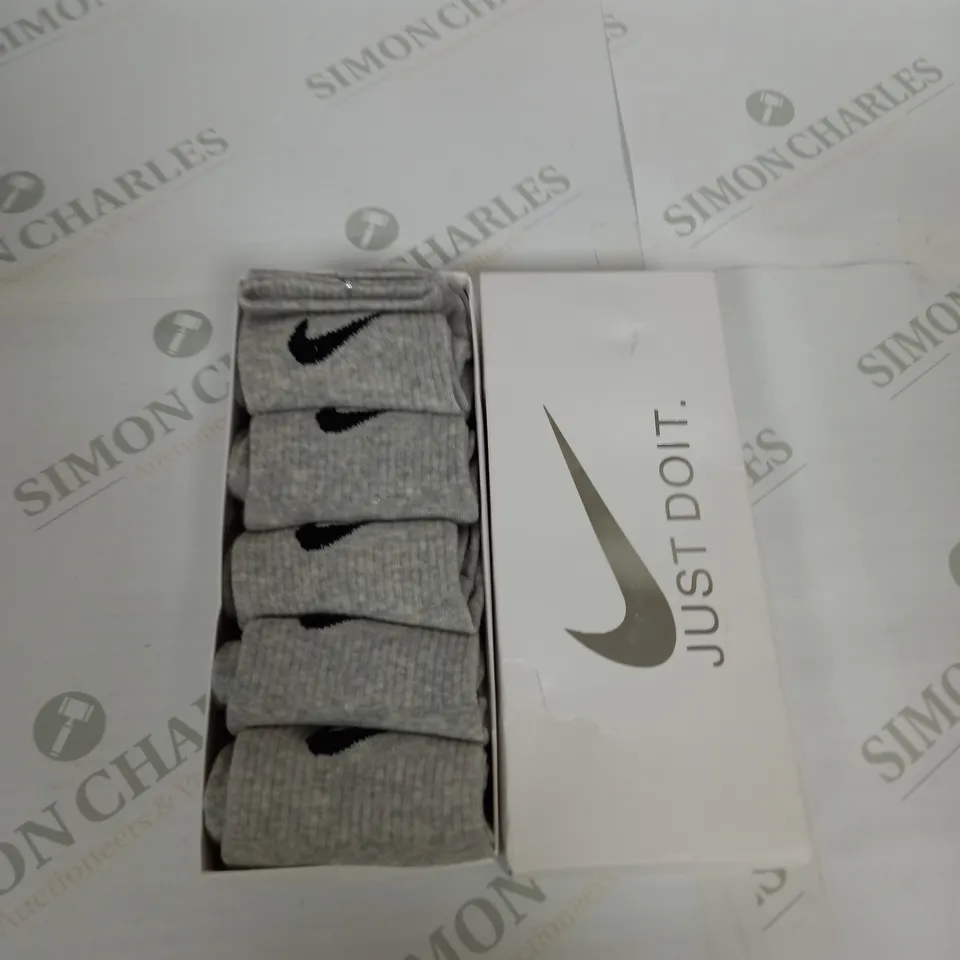 BOXED NIKE CREW SOCKS - X5