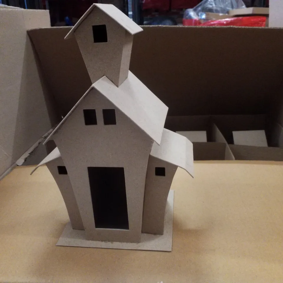 PALLET CONTAINING LARGE QUANTITY OF MACHE HAUNTED HOUSE DECORATIONS