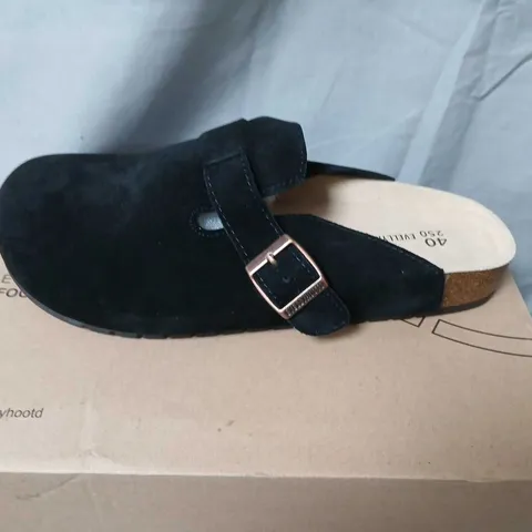 BLACK SUEDE BUCKLE MULE SANDALS – EU 40 