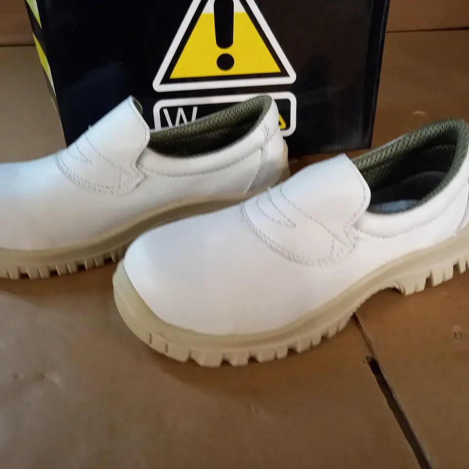 PAIR OF WARNING RESTO CLEAN SAFETY FOOTWEAR - SIZE 37