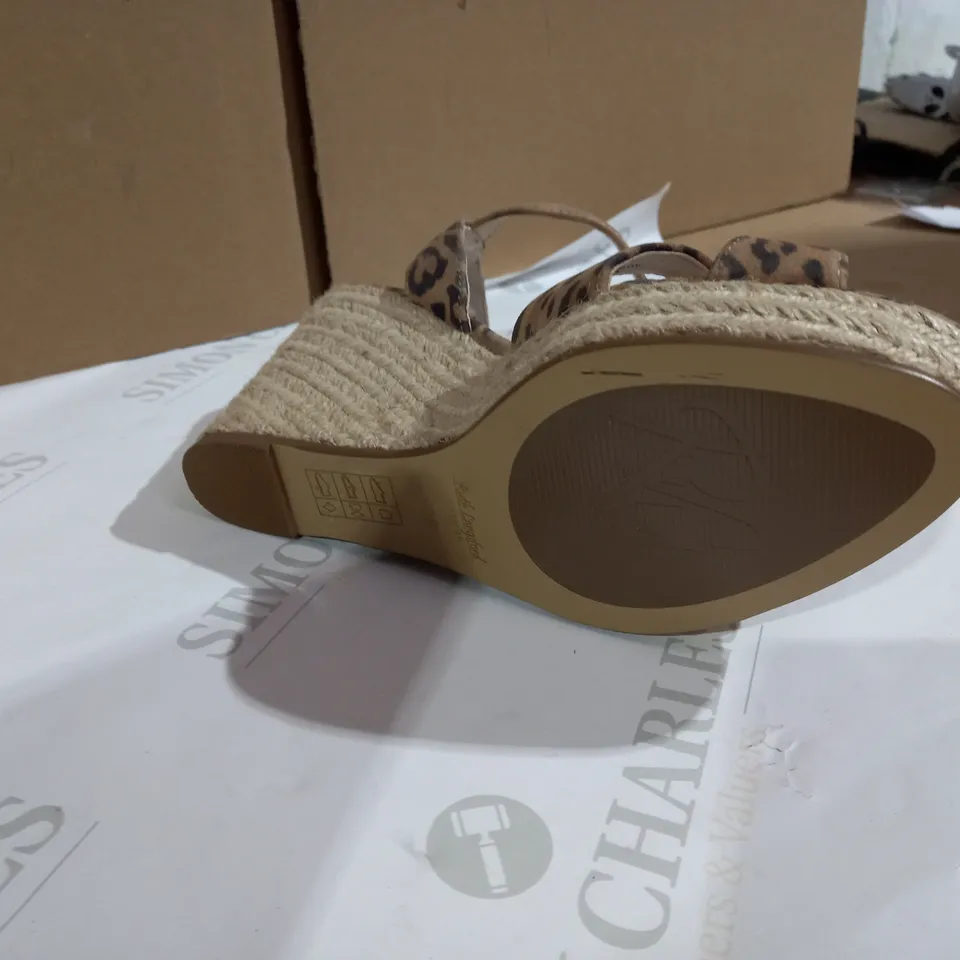 LEOPARD PRINT STYLE WEDGE SANDAL SIZE 5 