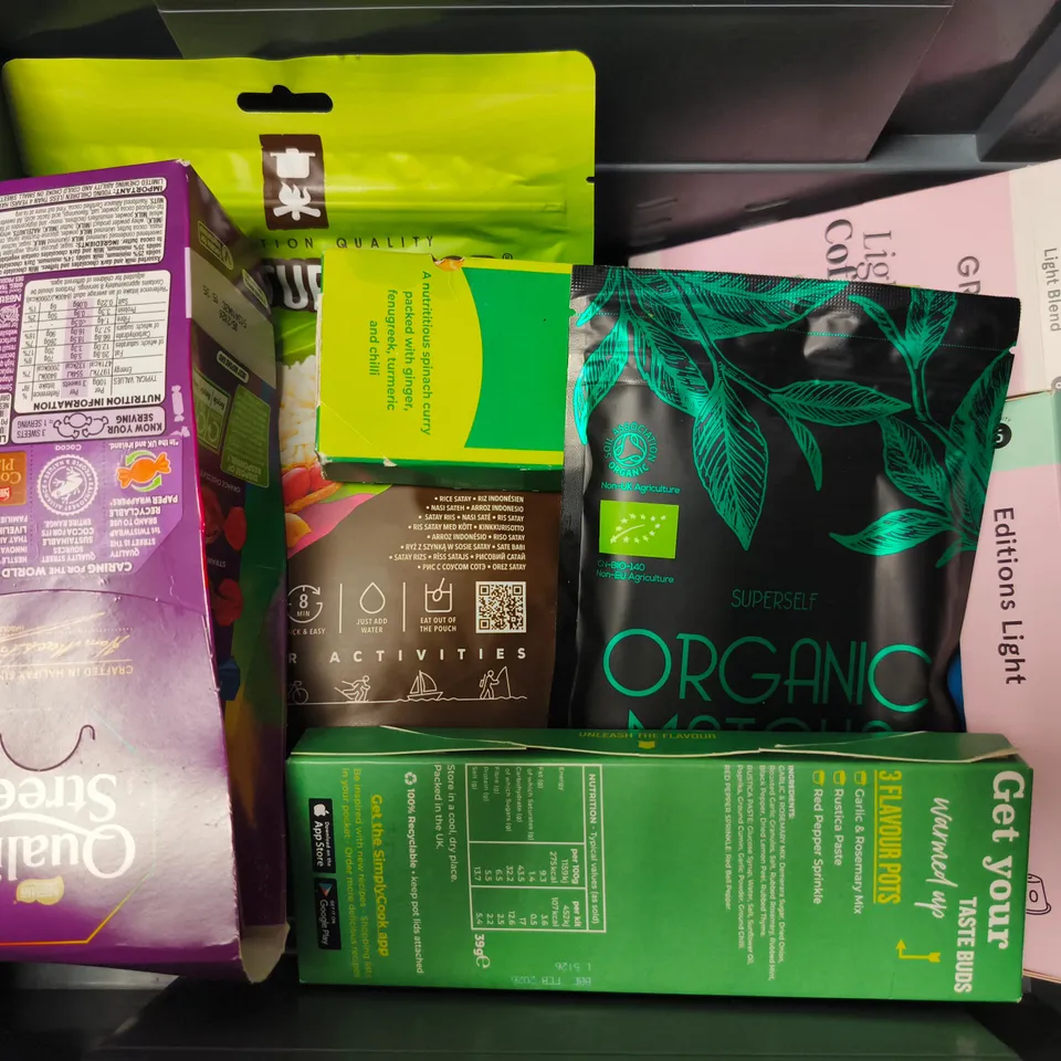 APPROXIMATELY 10 ASSORTED FOOD & DRINK ITEMS TO INCLUDE GRIND EDITIONS COFFEE PODS, SUPERSELF ORGANIC MATCHA, WILLOW CREEK BASIL OLIVE OIL, ETC - COLLECTION ONLY