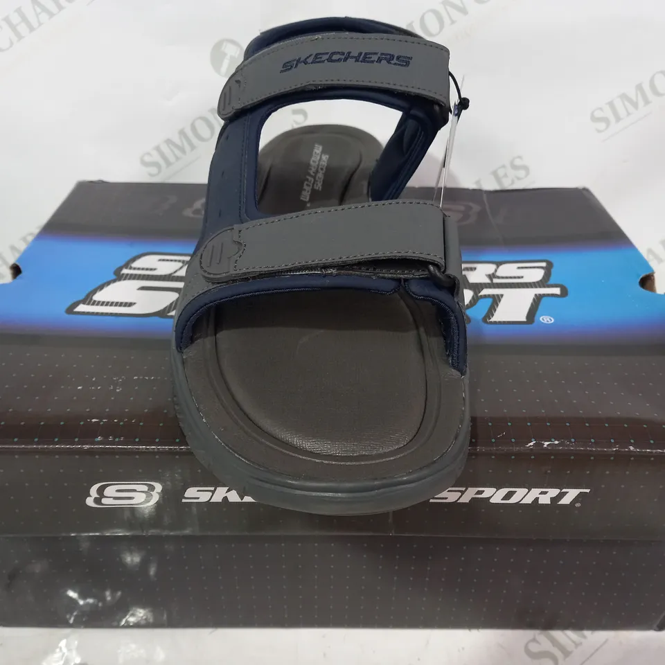 BOXED PAIR OF SKECHERS FLEX ADVANTAGE OPEN TOE SANDALS IN GREY/NAVY UK SIZE 11
