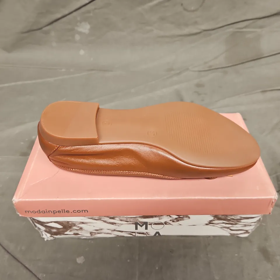 BOXED PAIR OF MODA IN PELLE EVIEE BOW DETAIL UNLINED BALLERINA SHOE - UK SIZE 37