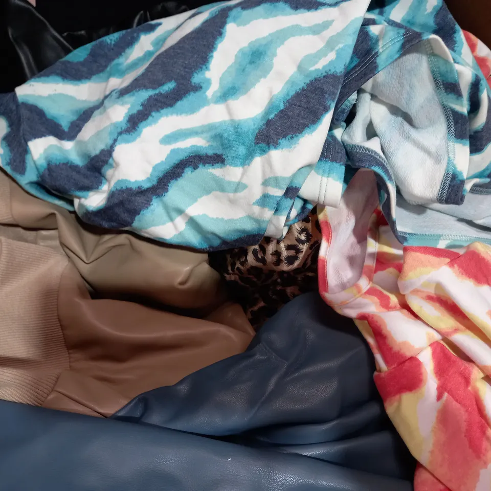 BOX OF APPROXIMATELY 20 ASSORTED CLOTHING ITEMS IN VARIOUS STYLES AND SIZES TO INCLUDE KIM & CO, FRANK USHER, ETC