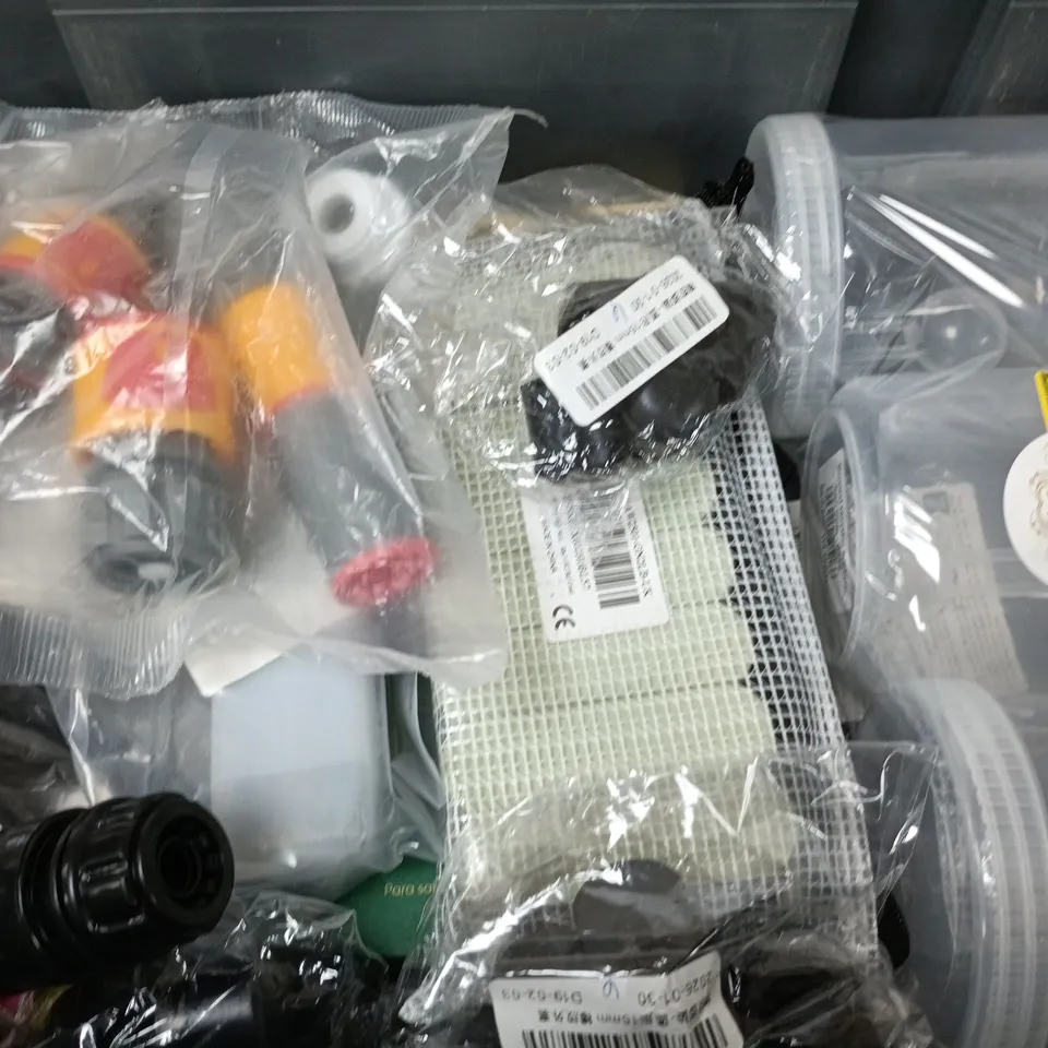 APPROXIMATELY 12 ASSORTED HOUSEHOLD ITEMS TO INCLUDE EARTH RATED POOP BAGS, CARD HOLDERS, STORAGE TUBS, ETC