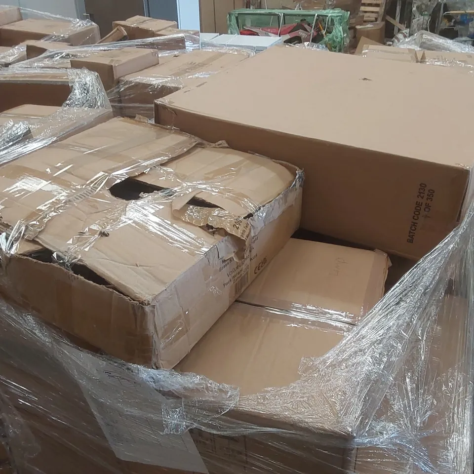 PALLET CONTAINING A VERY LARGE QUANTITY OF ASSORTED LIGHTING PRODUCTS