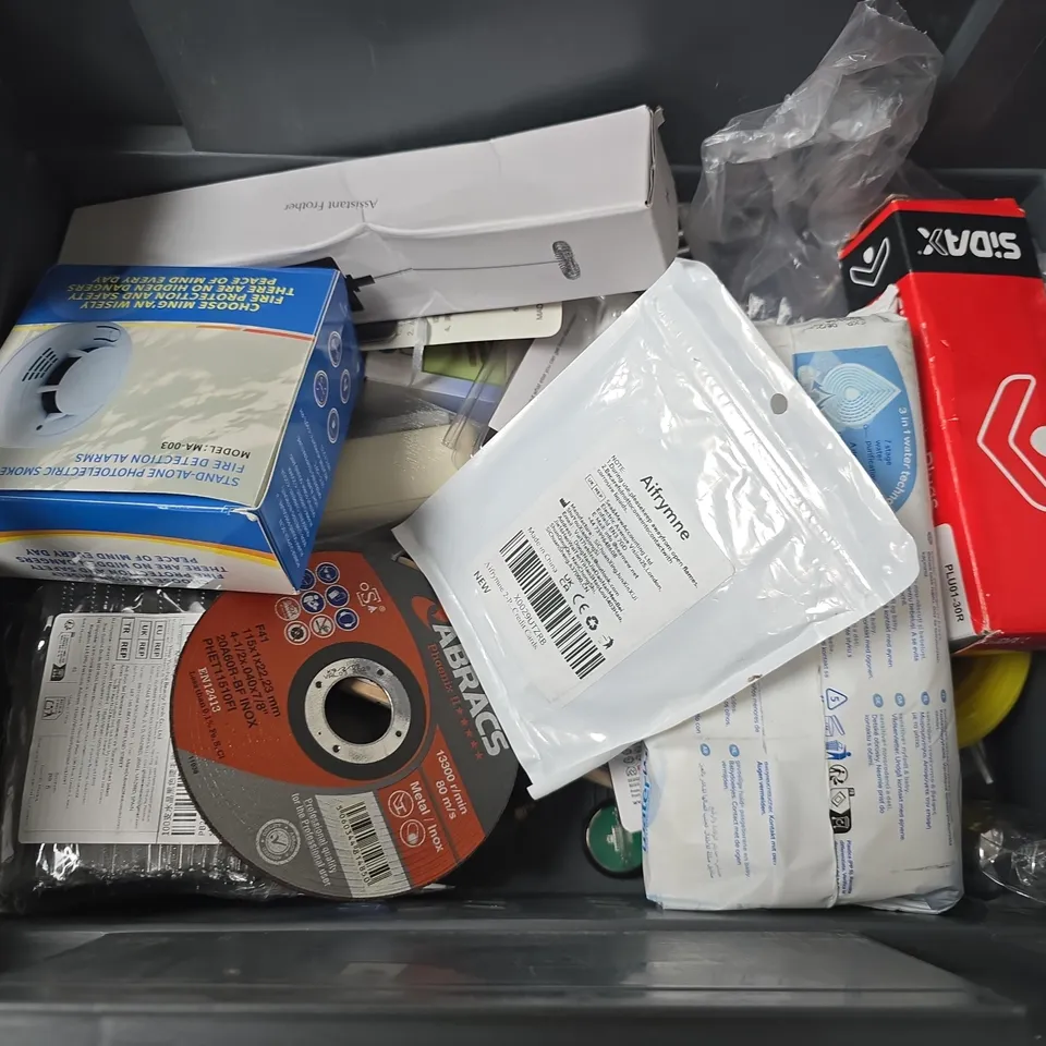 APPROXIMATELY 15 ASSORTED HOUSEHOLD ITEMS TO INCLUDE SMOKE DETECTOR, WATER WIPES, VOLTAGE TESTER, ETC