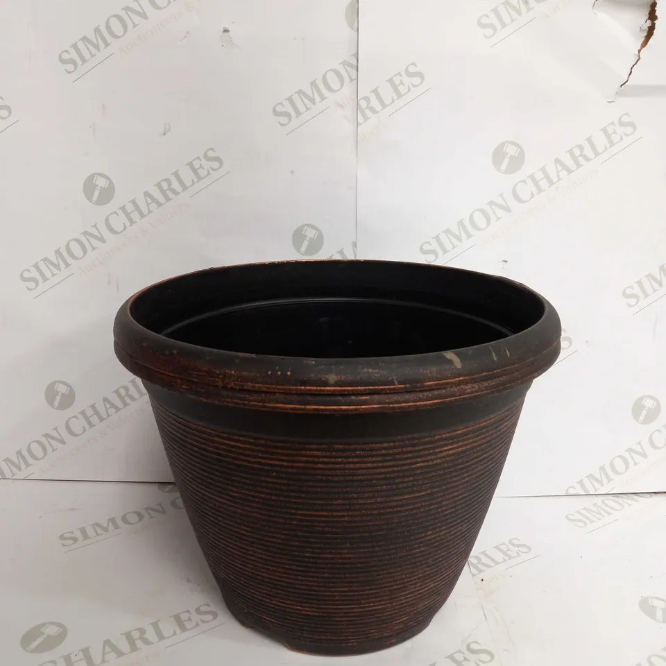 ONE HELIX WARM COPPER EFFECT ROUND PLANTER 25CM DIAMETER (BOX WATER DAMAGED)  RRP £24.99