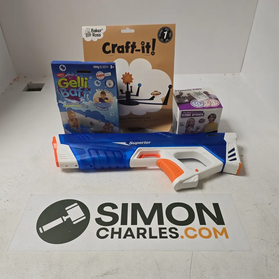 APPROXIMATELY 25 ASSORTED TOYS, GAMES, GIFTS AND NOVELTIES TO INCLUDE GELLI BAFF, FLYING SPINNER, SUPERIOR WATER GUN, ETC - COLLECTION ONLY