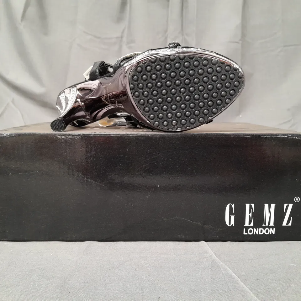 BOX OF APPROXIMATELY 10 BOXED PAIRS OF GEMZ LONDON OPEN TOE SANDALS IN VARIOUS STYLES AND SIZES