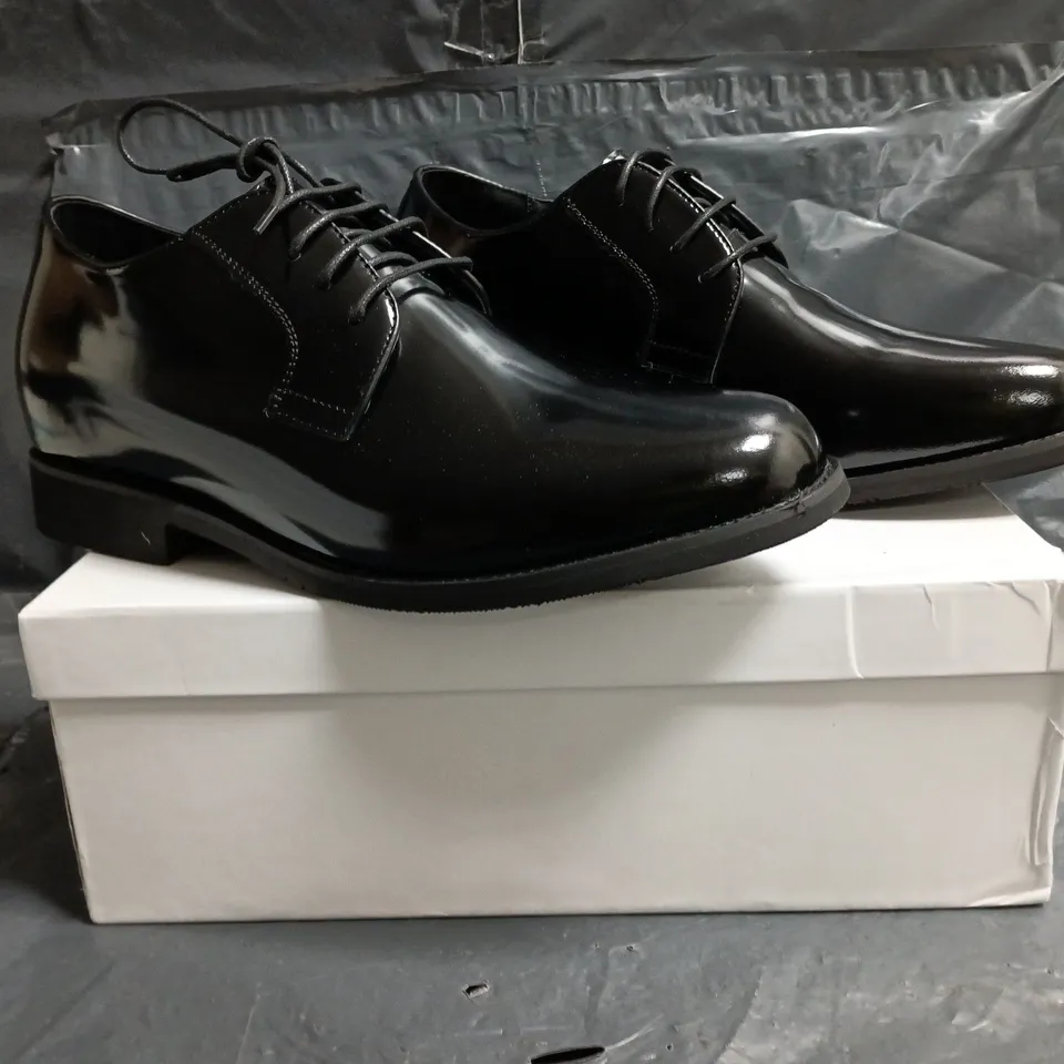 BOXED PAIR OF CONZURI MONACO LACE UP SHOES IN BLACK SIZE UK 8