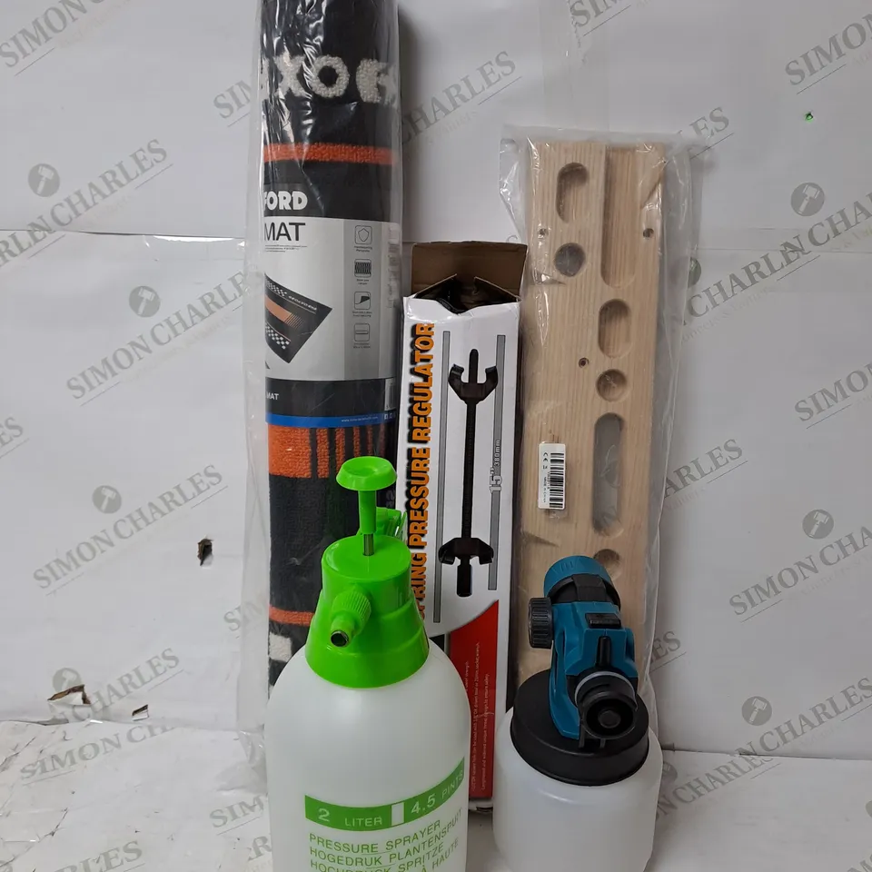 APPROXIMATELY 12 ASSORTED ITEMS TO INCLUDE OXFORD DOOR MAT, PRESSURE SPRAYER. SPRING PRESSURE REGULATOR 