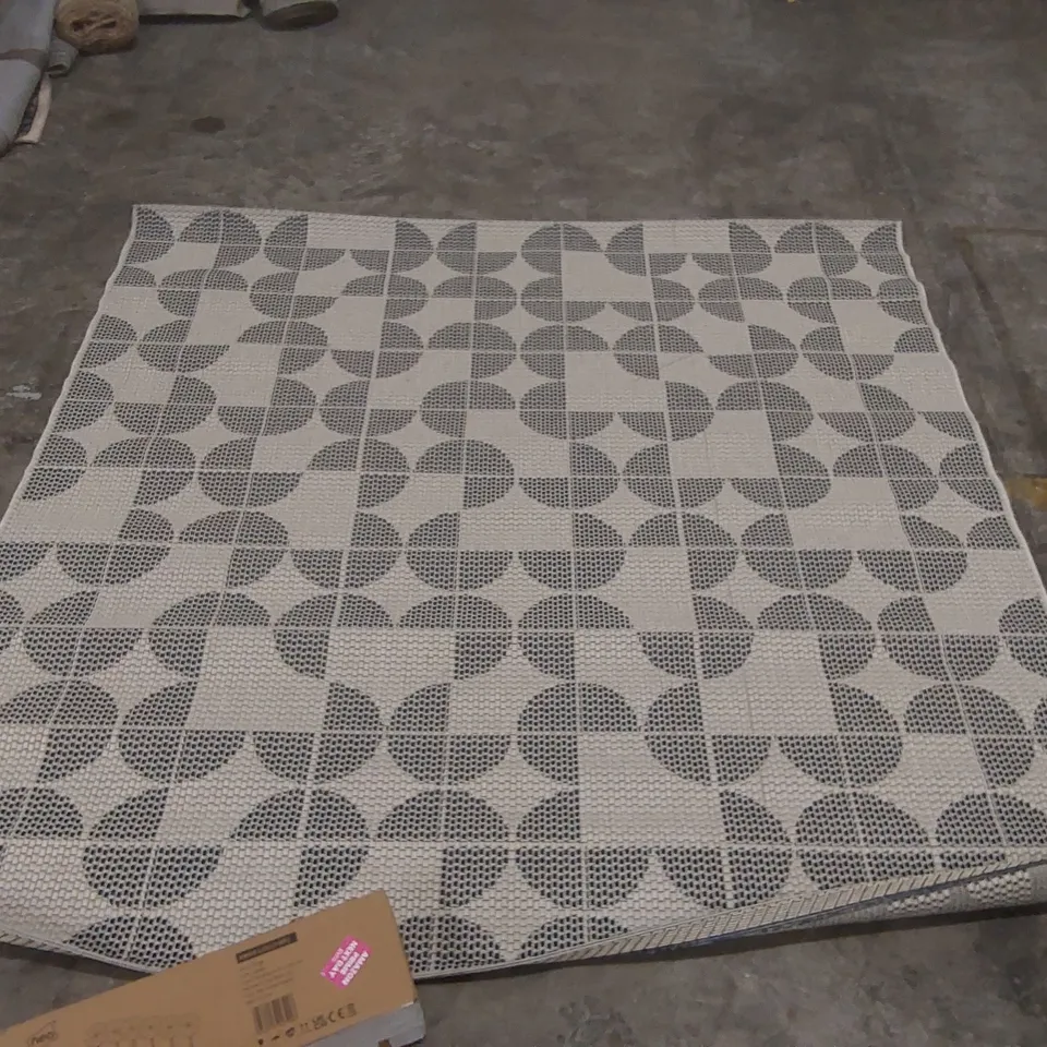 QUALITY DESIGNER PATTERNED RUG - APPROXIMATELY 200 x 200cm