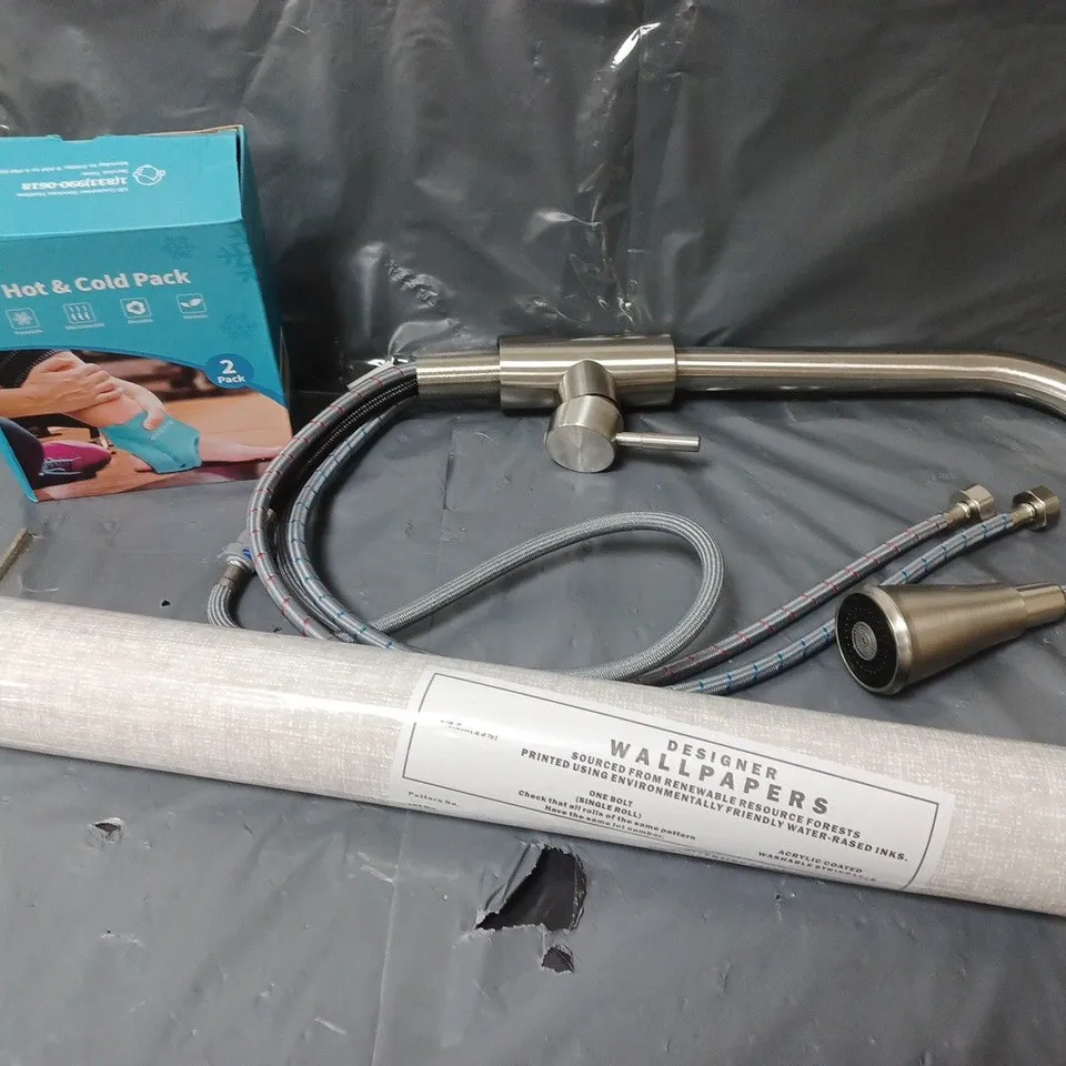 APPROXIMATELY 20 ASSORTED HOUSEHOLD ITEMS TO INCLUDE SHOWER HEAD, WALLPAPER AND A HOT & COLD PACK
