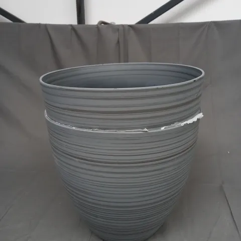 SET OF 2 PLASTIC PLANT POTS