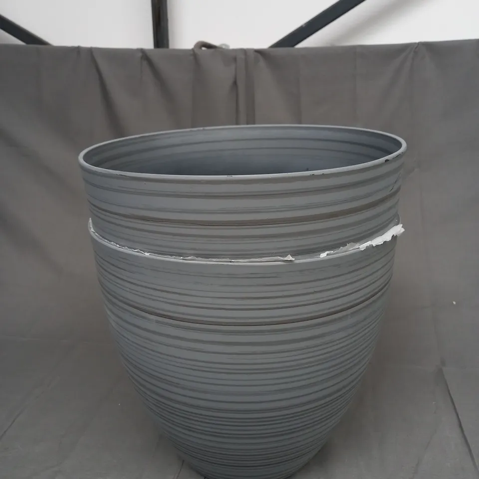 SET OF 2 PLASTIC PLANT POTS 