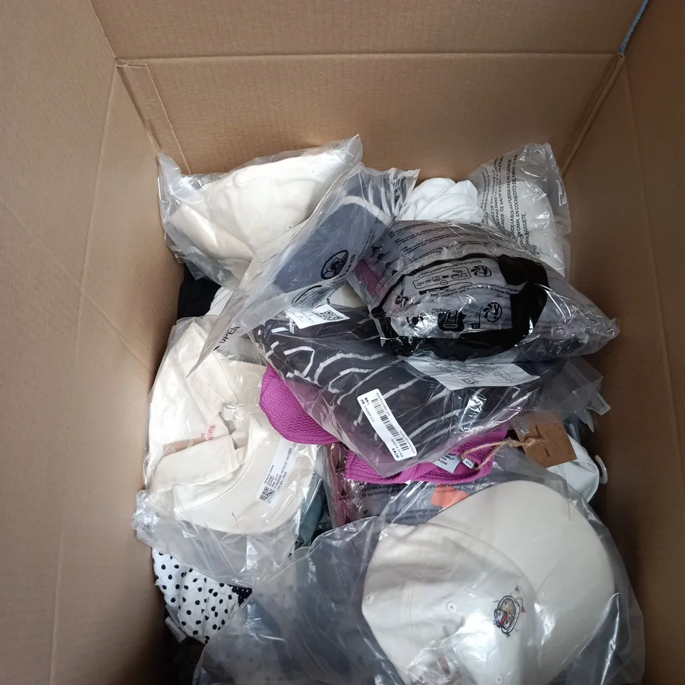 BOX OF APPROXIMATELY 15 ASSORTED CLOTHING ITEMS IN VARIOUS SIZES, COLOURS AND STYLES